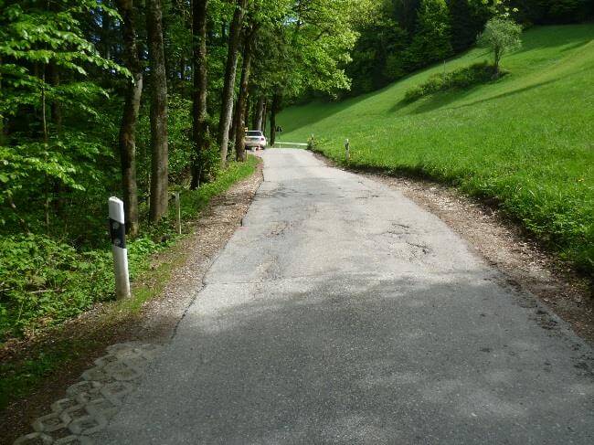 Bauarbeiten an der Kreisstraße BGL 5 in Marktschellenberg, mit Maschinen und Bauarbeitern im Einsatz.