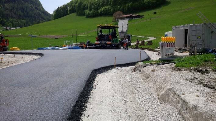 Bauarbeiten an der Kreisstraße BGL 5 in Marktschellenberg, mit Maschinen und Baustellenabsperrungen.