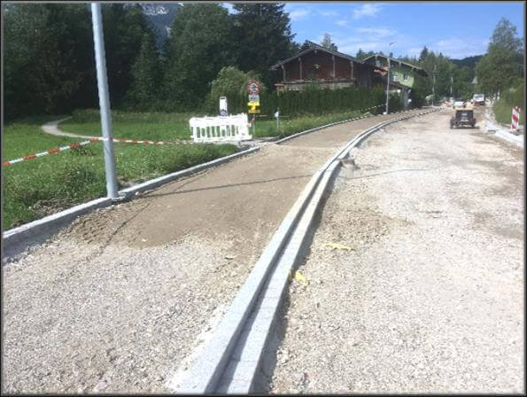 Baufortschritt der Schmelzer Straße in Inzell, Bayern, mit schwerem Gerät und Baustellenabsperrungen.