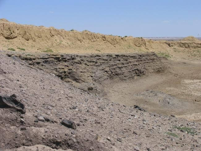 Ölsandlagerstätte Beke in der Region Mangistau, Kasachstan: Geologische Strukturen und Erkundungsansichten.