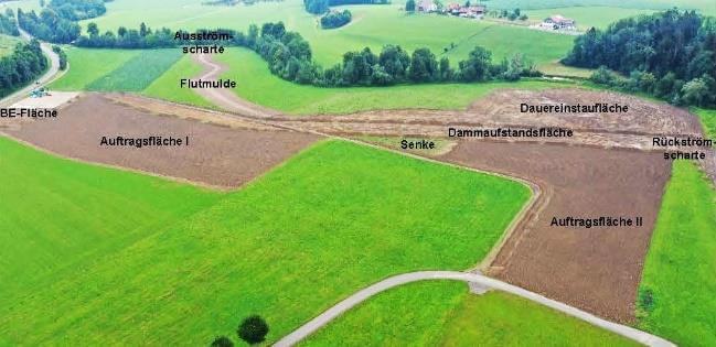 Bodenkundliche Baubegleitung: Analyse des Bodens während des Hochwasserschutzprojekts.