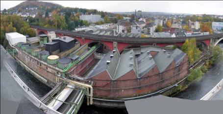 Blick auf die Sanierungsarbeiten am Werksgelände westlich der Wupper in Wuppertal.