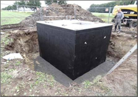 Blick auf die Baustelle in Bruchhausen-Vilsen mit Brunnen- und Rohrleitungsarbeiten im Gange.