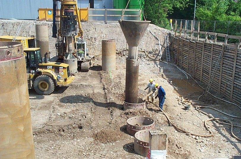 Historische Ansicht des ehemaligen Gaswerks in Freiburg, zeigt Industriearchitektur und Umgebung.