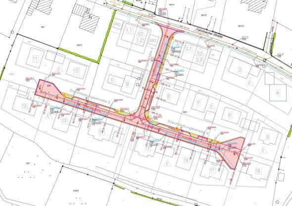 Bauarbeiten im neuen Wohngebiet Fahnbacher Straße Süd in Haiming, Bayern, mit Baustellenfahrzeugen und Baufeld.