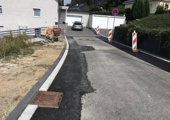 Blick auf das Neubaugebiet Am Berg mit modernen Wohnanlagen und Umgebung im Projekt Hahnbuche.