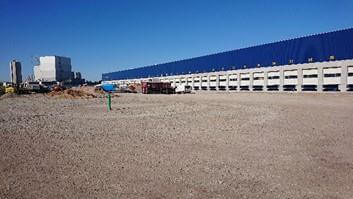 Bauaufnahme des neuen Logistikzentrums in Neumünster, Schleswig-Holstein, mit Fortschritt der Rohbauarbeiten.