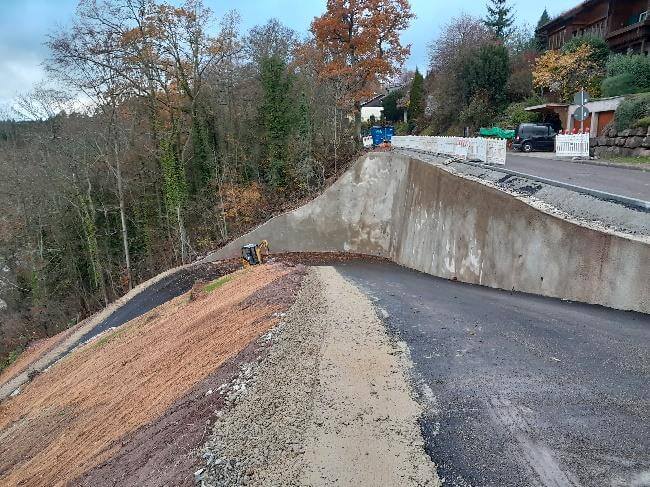 Bauarbeiten an der Rettungsstraße mit Hangsicherung in Altensteig, Landkreis Calw, Baden-Württemberg.