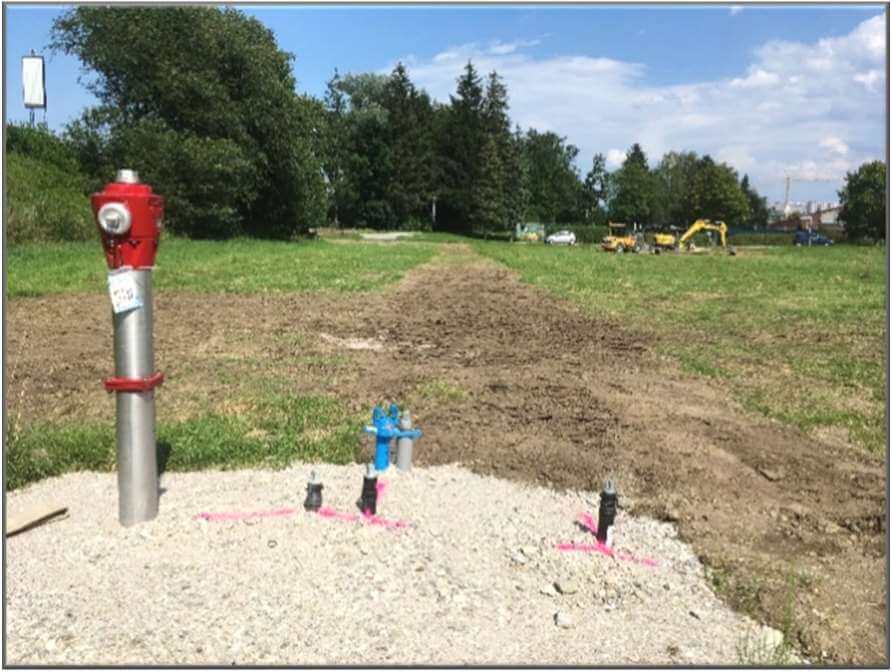 Baustelle für den Neubau der Trinkwasserleitung in der Ganghoferstraße, Piding, mit Baufahrzeugen und Materialien.