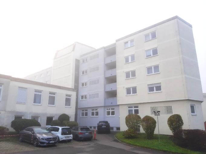 Blick auf den Rückbau des Adolf-Gröber-Hauses mit Baustellenarbeiten in Weingarten, Baden-Württemberg.