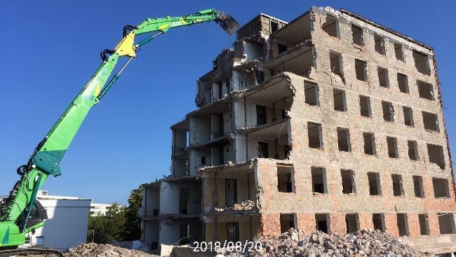 Abrissarbeiten am Theophil-Wurm-Studentenwohnheim in Reutlingen, sichtbar sind Baugeräte und Baustellenabsperrungen.