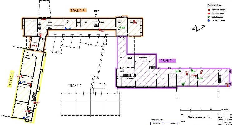 Moderne Schulgebäude des Schulzentrums Isny im Allgäu mit großzügiger Außenanlage und innovativem Design.