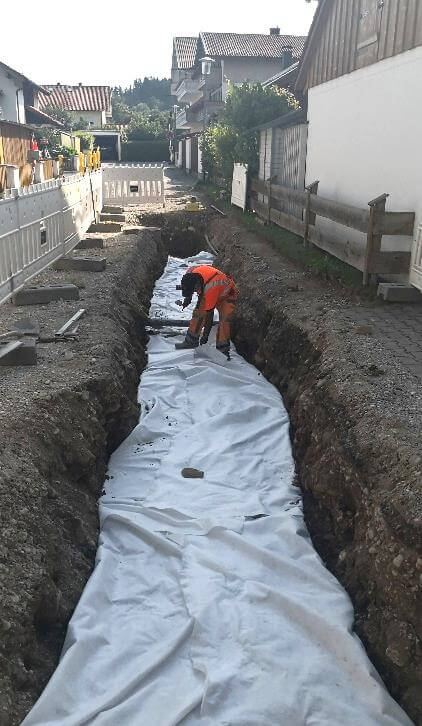 Bauarbeiter bei der Wasserleitungsauswechslung in der Fabrikstraße, Traunreut, Bayern.