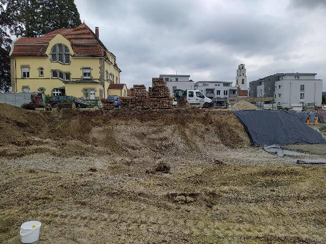 Moderne Wohnanlage im Wohnpark Villa Graf, umgeben von grüner Landschaft in Gottmadingen, Baden-Württemberg.